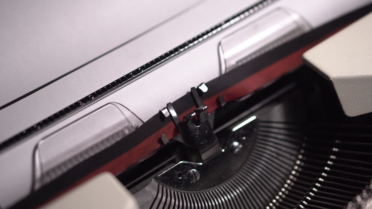 Episodio 12, Digitazione su carta bianca con una macchina da scrivere vintage, Primo piano.