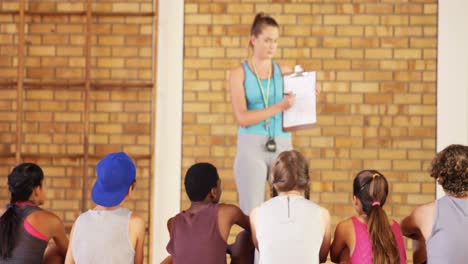 Entrenadora-Asesorando-A-Niños-De-Secundaria