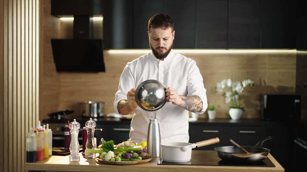 Chef preparando comida en la cocina