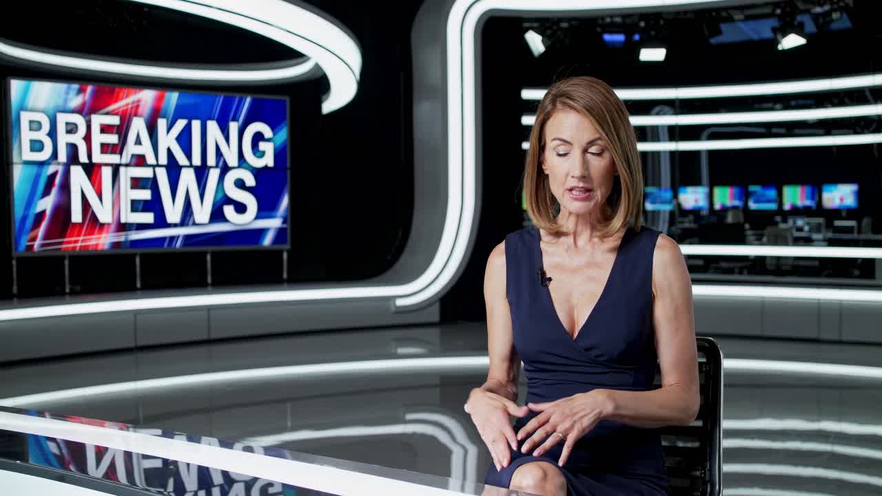 Un presentador de noticias en un estudio moderno, capturado desde un ángulo frontal