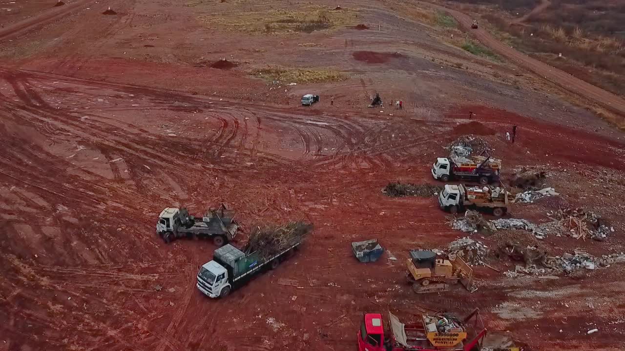 camiones de basura descargando los residuos recogidos en la ciudad de brasilia, brasil