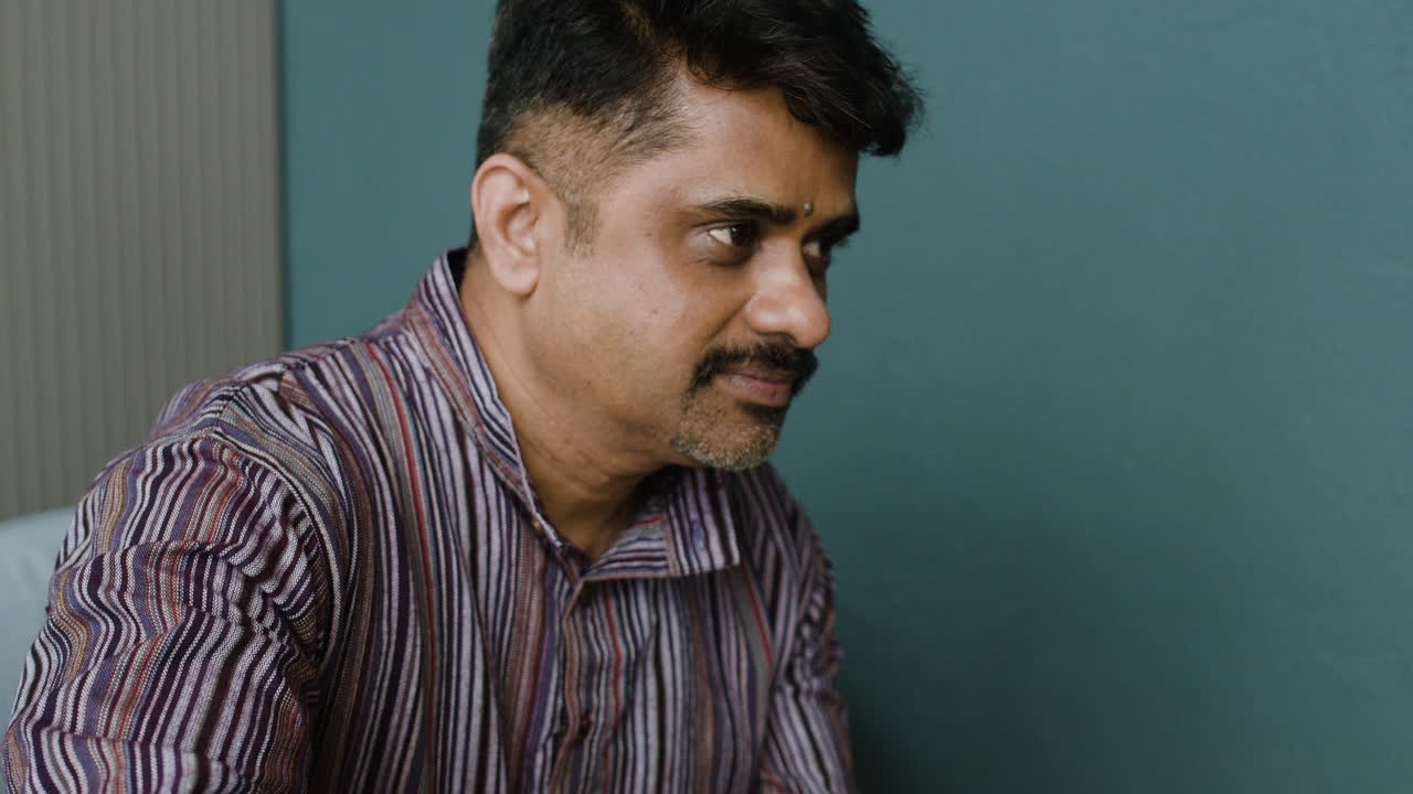 Man using a singing bowl