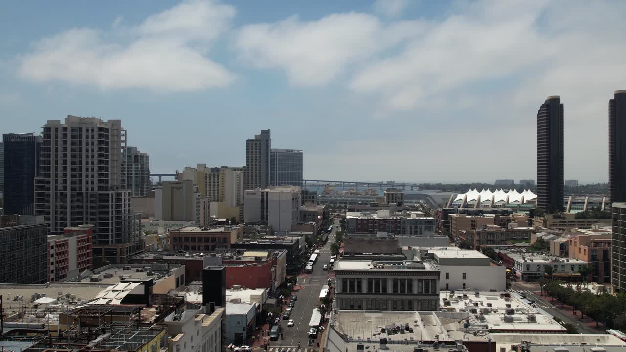 Veduta aerea con drone sopra il quartiere che circonda il Centro Congressi di San Diego con architettura del centro e viste del porto in lontananza