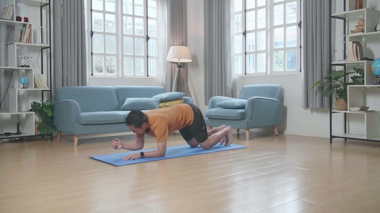 집에서 플랜크 운동을 하는 남자