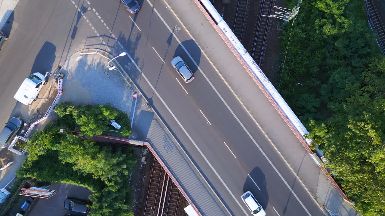 황색 교외 열차 플랫폼 s-bahn 역 다리, 베를린 미테 2023년 여름