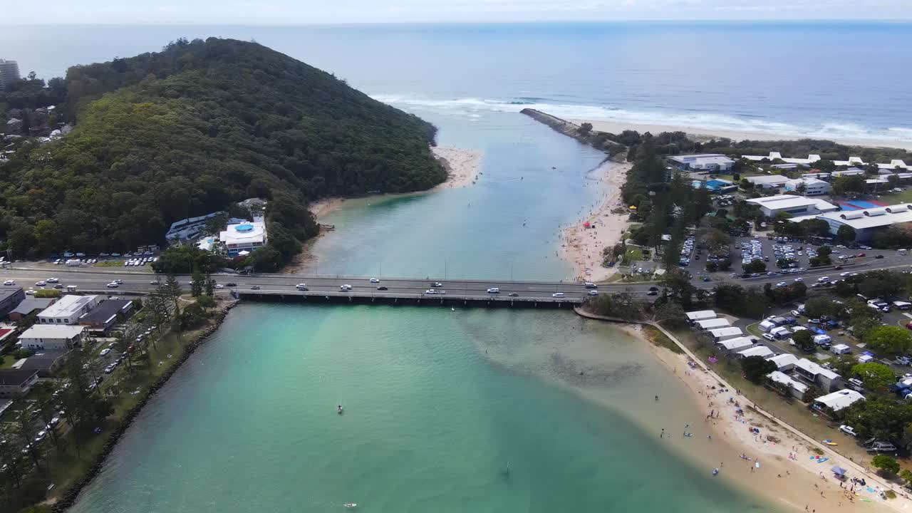 Veicoli in transito sul ponte di Tallebudgera Creek - Parco Nazionale di Burleigh Heads - Currumbin Alley - Gold Coast, Queensland, Australia.