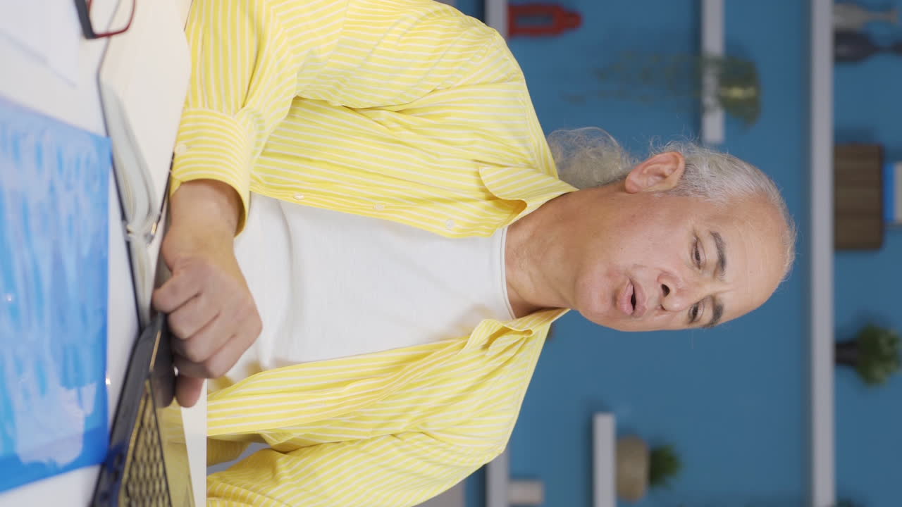 홈 오피스 근로자 노인이 절망하는 수직 비디오.