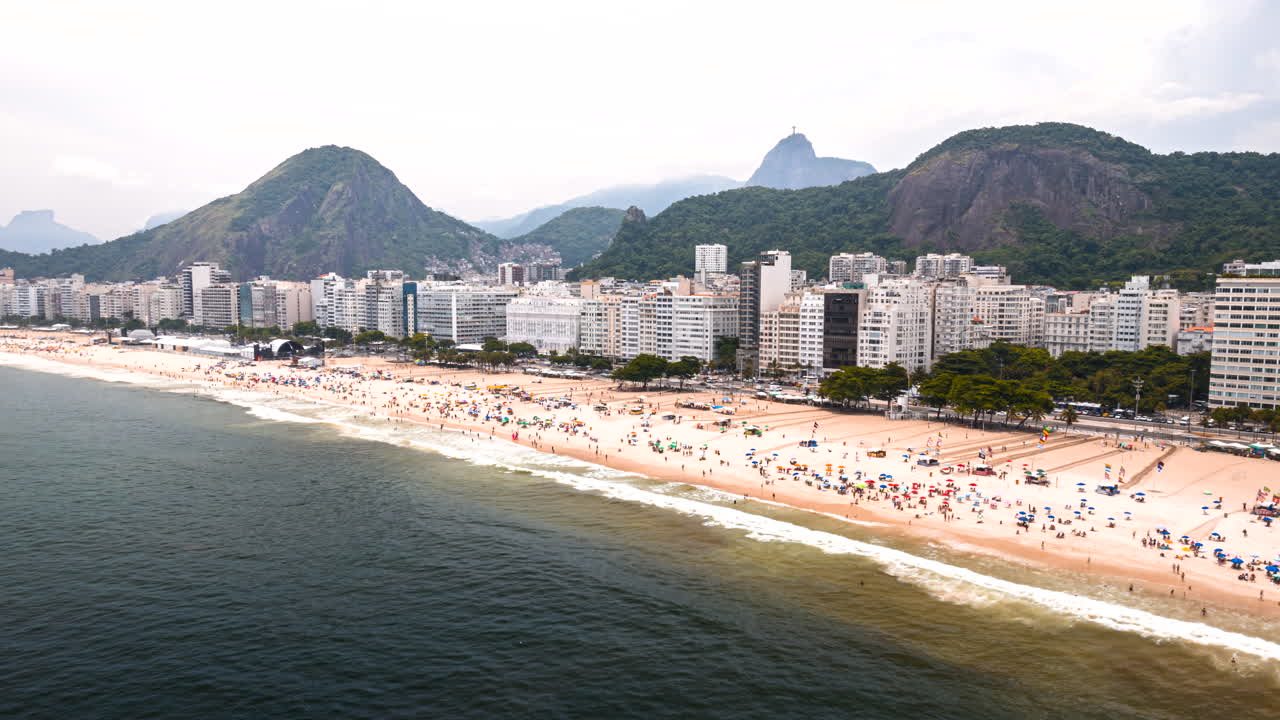 una amplia vista aérea sobre la playa turística de copacabana en río de janeiro