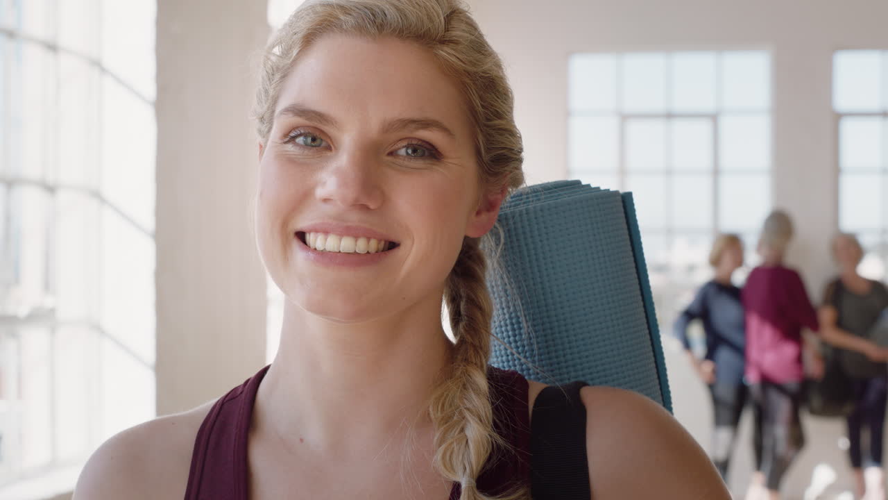 retrato hermosa mujer caucásica instructora de yoga sonriendo disfrutando practicando clases de meditación en el estilo de vida en el estudio de entrenamiento