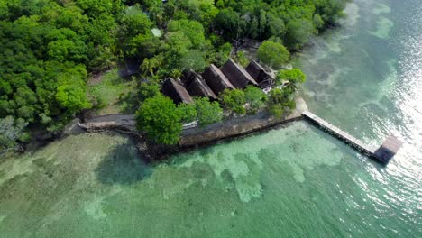 Cabin-villas-accommodation-in-Colombian-Caribbean-turquoise-water-shore