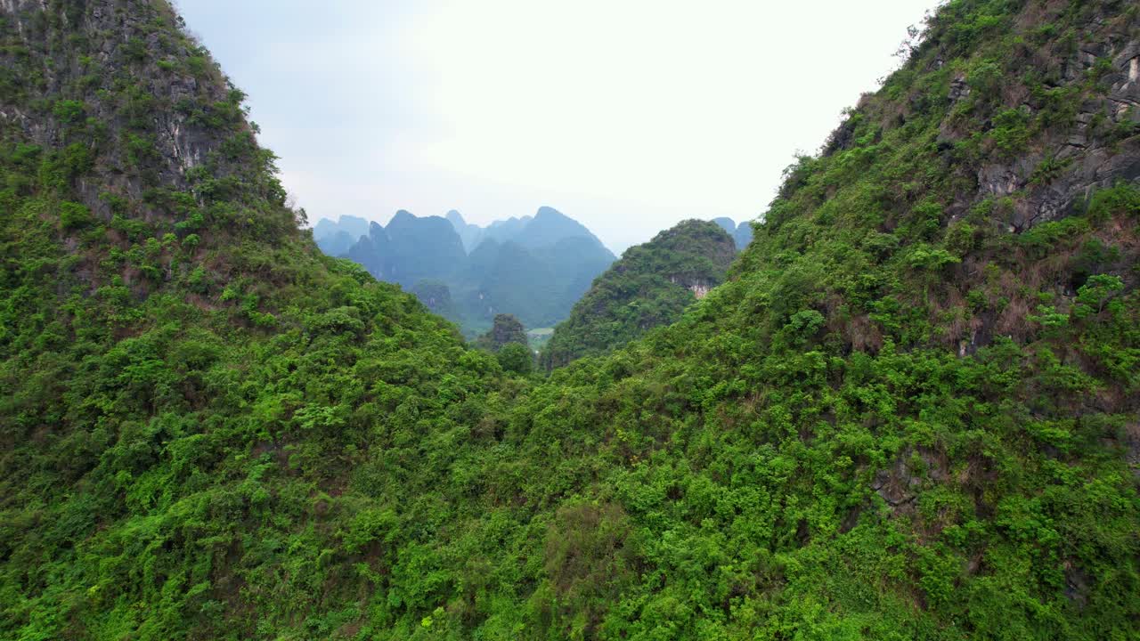 공중 도리 (dolly) 는 달 언덕 (yueliang shan) 의 산악 풍경을 보여줍니다.