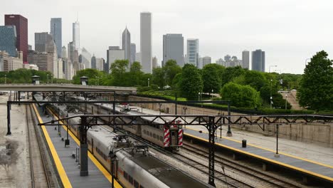 trains arriving and leaving chicago loop district