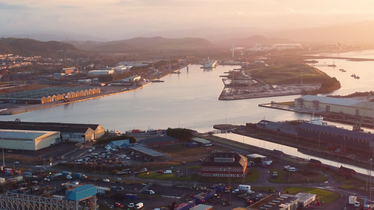 Fremadgående luftfoto af Swansea Docks til forarbejdning af skibet importeret og eksporteret gods. Maritimt industrilandskab til dokning af skibe og bådreparation.