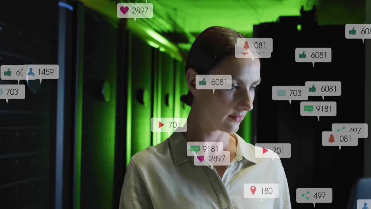 animación de iconos de las redes sociales contra una ingeniera caucásica sonriendo en la sala del servidor de la computadora