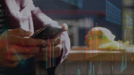 animación del procesamiento de datos financieros sobre un hombre caucásico que usa un teléfono inteligente