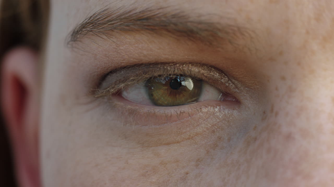 ojo macro mirando de cerca concepto de percepción de la vista saludable