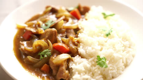 Arroz-Al-Curry-Japonés-Con-Lonchas-De-Cerdo,-Zanahoria-Y-Cebolla