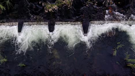 Wasser-Fließt-Mit-Starker-Strömung-Durch-Den-Damm,-Wodurch-Wildwasser-Entsteht