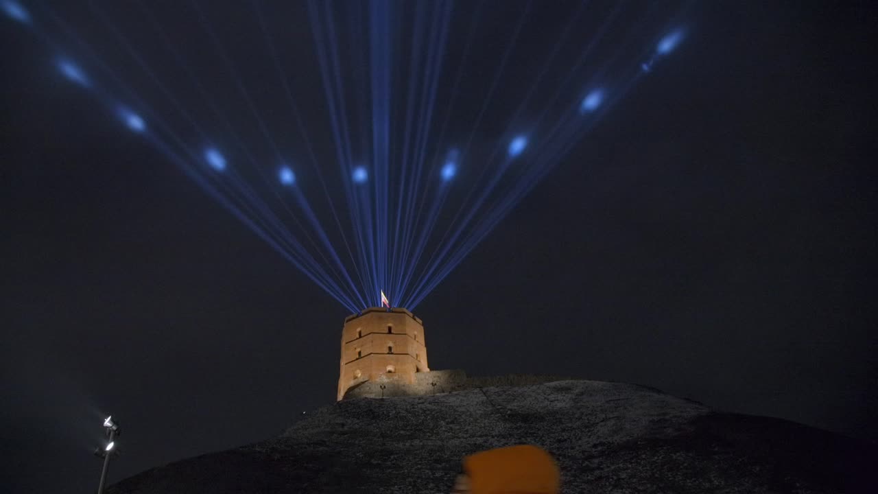 noches de láser en el cielo oscuro de un castillo medieval