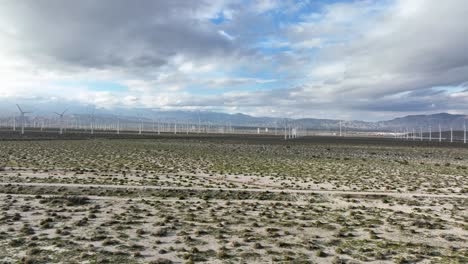 Molinos-De-Viento-En-Las-Tierras-Altas-Del-Desierto-En-Una-Tarde-Nublada-Parte-2