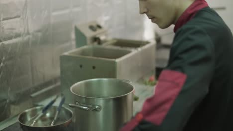 chef preparando ensalada césar en una cocina profesional