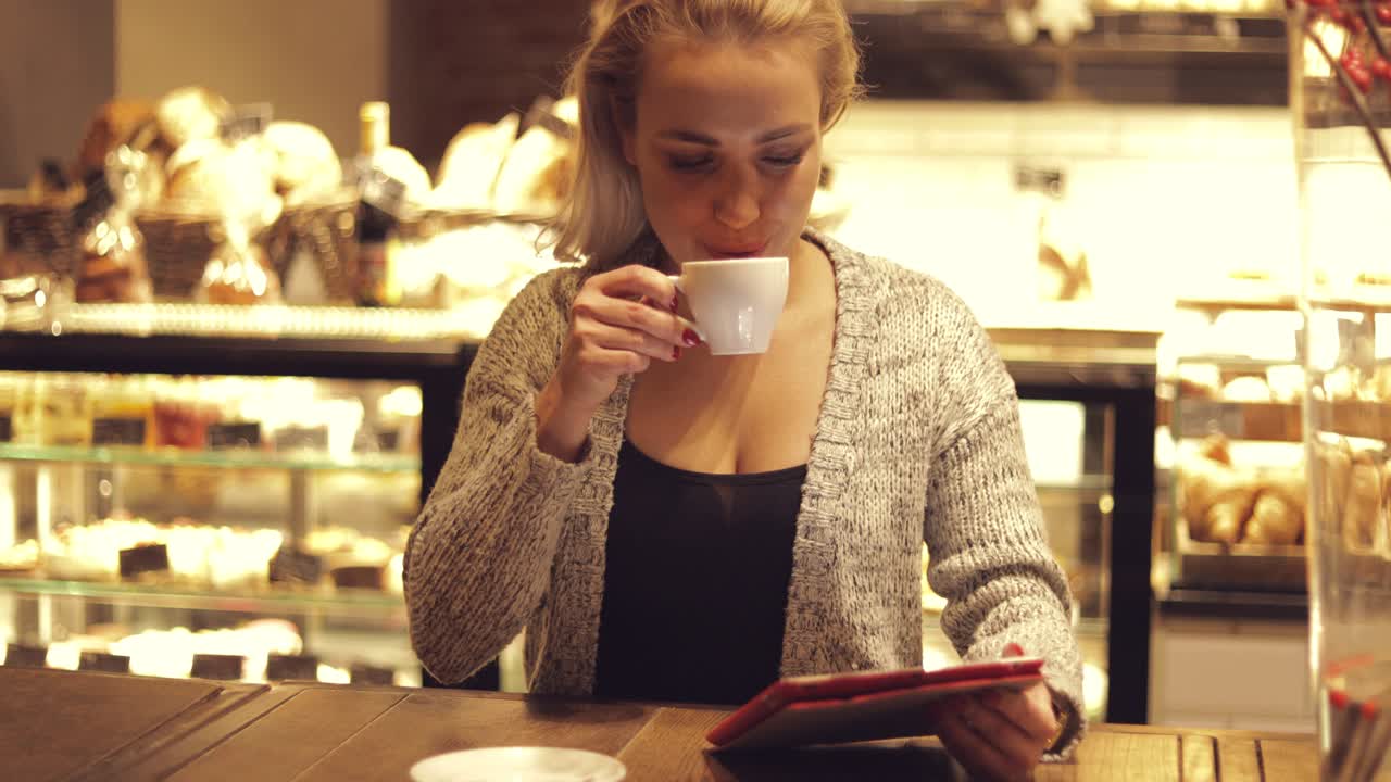 mujer alegre con café y tableta