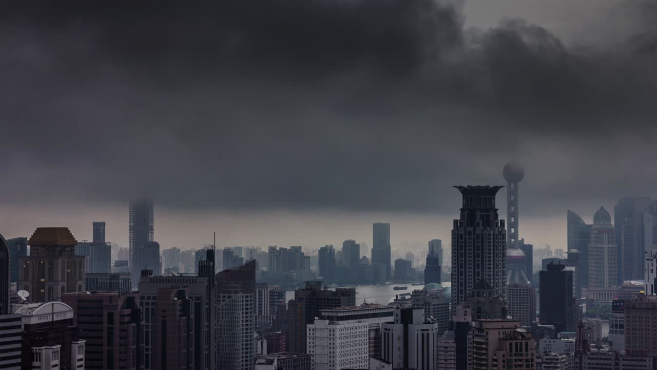 tiempo lluvioso 4k lapso de tiempo desde el techo de la ciudad de shanghái