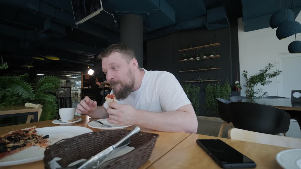Una pareja comiendo pizza en un restaurante.