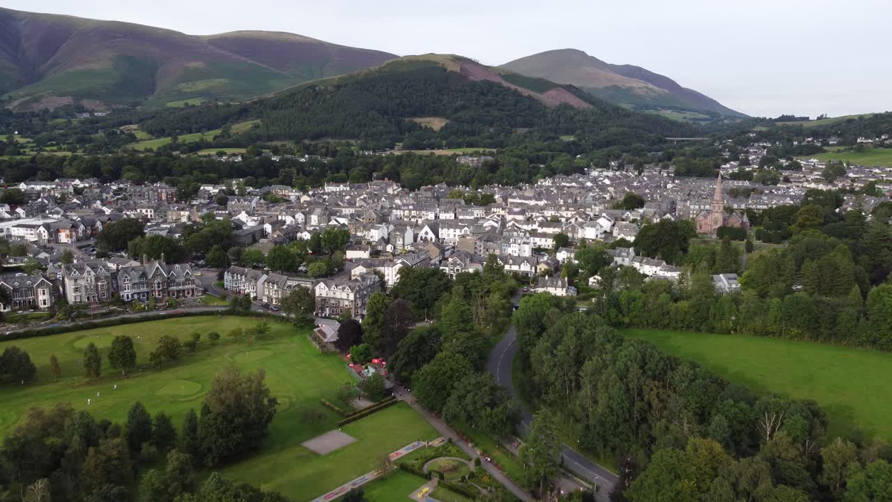 ciudad de keswick distrito de los lagos cumbria reino unido drone push in metraje 4k verano 2021