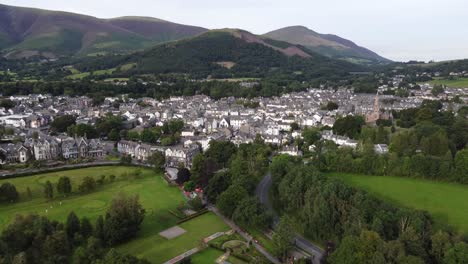 Keswick-Town-Lake-District,-Cumbria,-Großbritannien,-Drohnen-Push-In-Filmmaterial-4k,-Sommer-2021