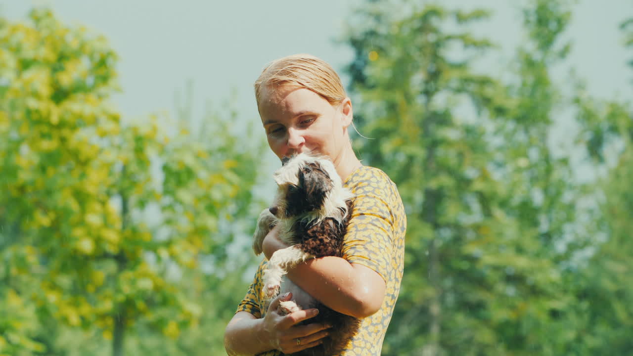 여름비에 함께 젖은 강아지와 함께 성인 여성의 초상화