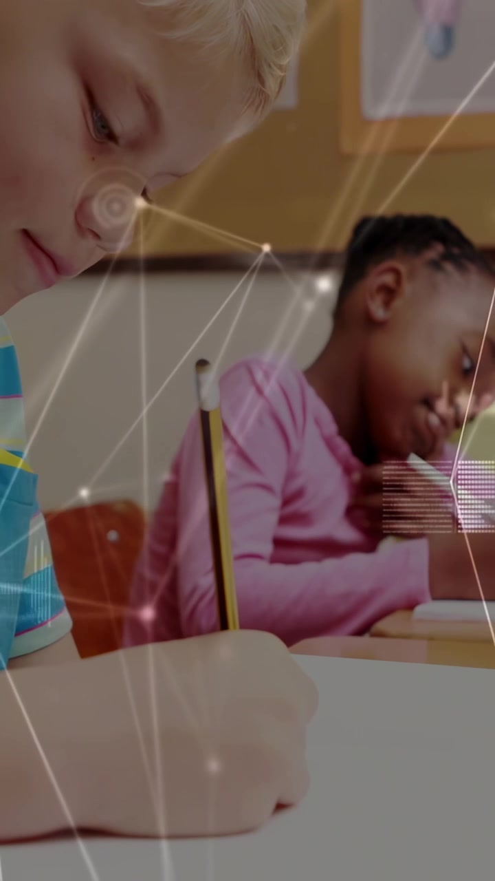 Video verticale: Insegnante che avvia un foglio di lavoro, alunni che scrivono, nodi che si sincronizzano con una matita a scuola.