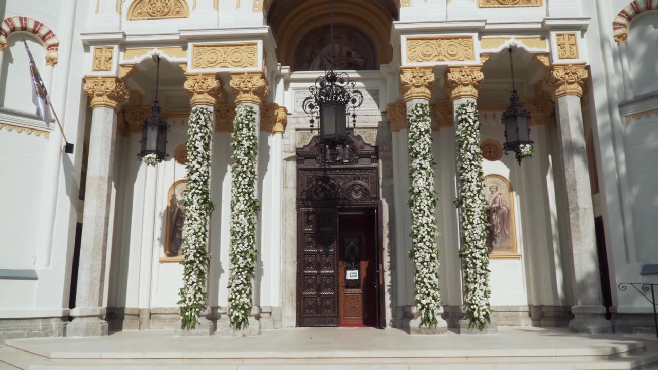 La Chiesa di San Spiridione Nuovo a Bucarest è il più grande luogo di culto ortodosso di Bucarest. Giornata estiva luminosa, ripresa fluida in avanti del cancello della chiesa