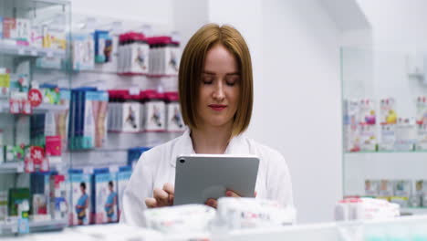 Mujer-Joven-Usando-Tableta-En-El-Interior