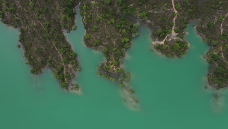 Vertikale-Luftdrohne,-Die-über-Den-See-Saint-Cassien-In-Frankreich-Reist