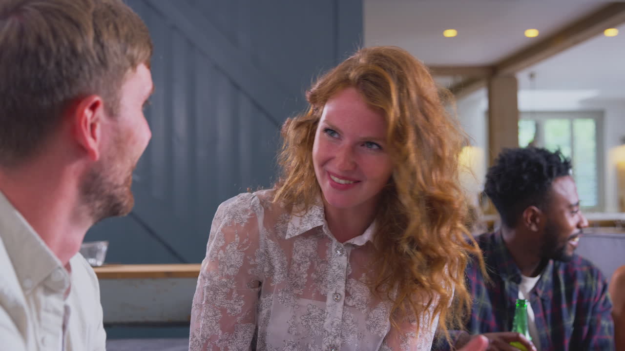 집 에서 소파 에 앉아 술 을 즐기고 대화 하는 다문화적 인 친구 들