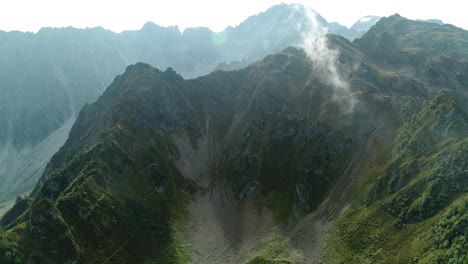 tomada aérea de drones de las montañas rocosas de los alpes