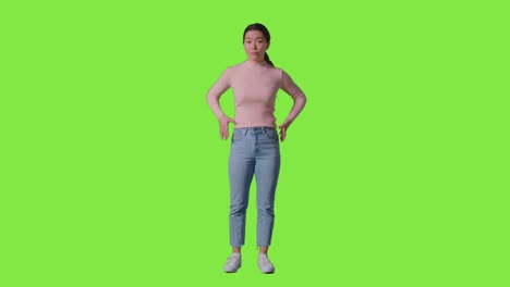 녹색 스크린 1 에 대항 하여 서 있는 좌절 하거나 분노 한 여자 의 전체 길이 의 스튜디오 초상화