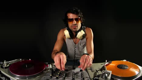 Hombre-retro-dj-12