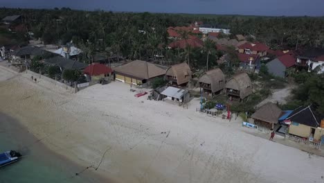 Toller-Luftbildflug-über-Einen-Verlassenen,-Geheimen-Sandstrand-Mit-Pilzen-Und-Schönen-Hütten