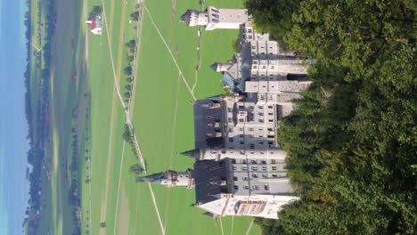 Schloss-Neuschwanstein,-Schwangau,-Deutschland,-Mit-Blick-Auf-Das-Alpental,-Vertikales-Video