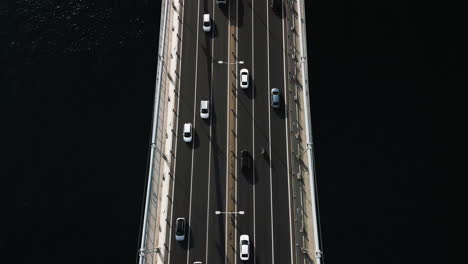 un dron toma un video desde arriba en el puente del bósforo que conecta dos continentes en el bósforo