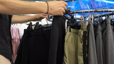hombre eligiendo ropa