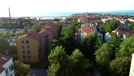 Establecimiento-De-Vistas-Con-Drones-De-Hermosos-Edificios-En-La-Ciudad-Costera-De-Izola,-Eslovenia