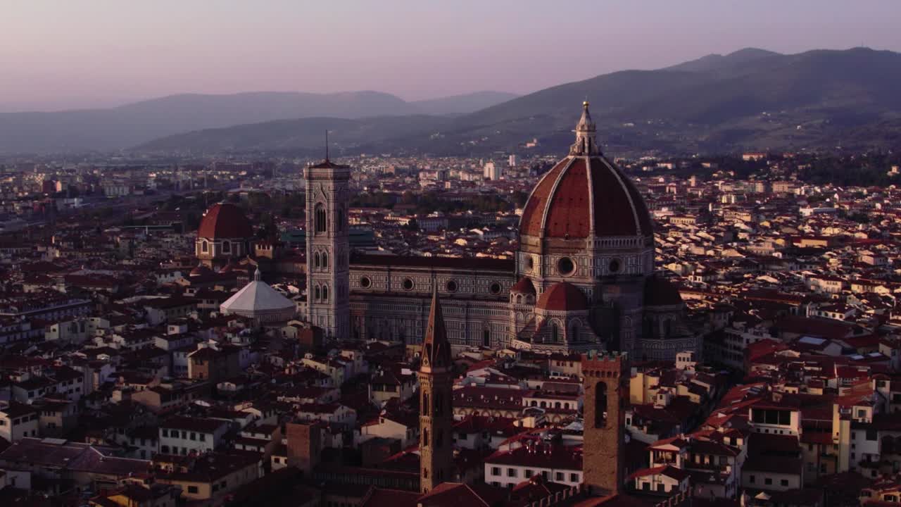 Ripresa in ascesa del Duomo di Firenze, Italia