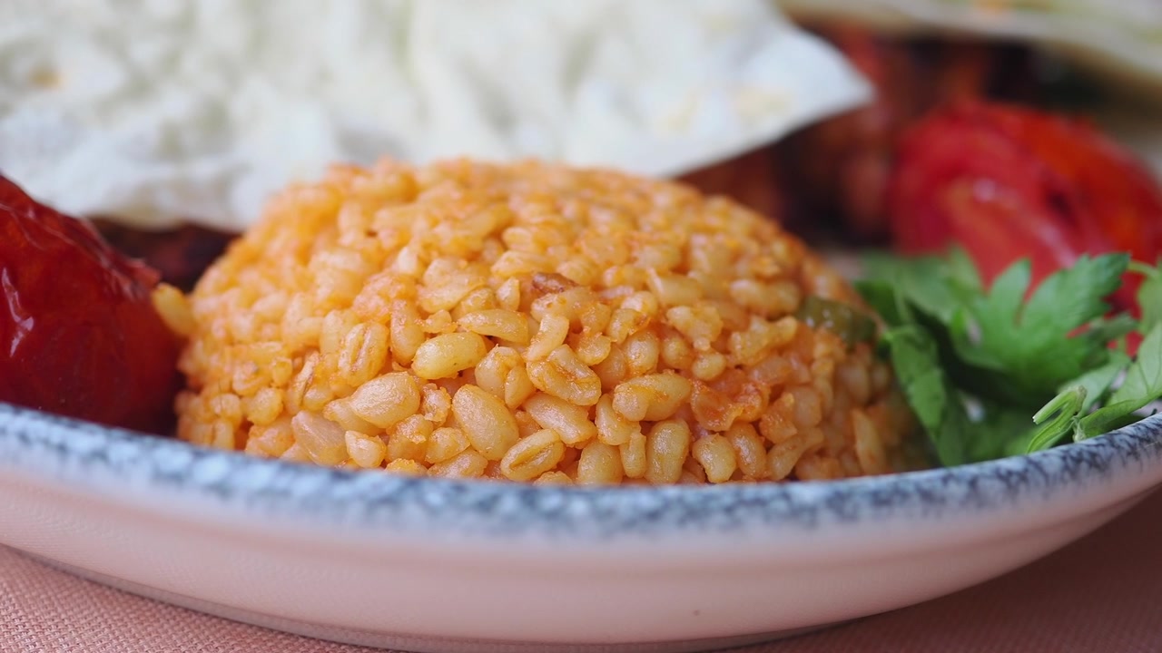 Tabakta Servis Edilmiş Bulgur Pilavının Yakın Çekimi.