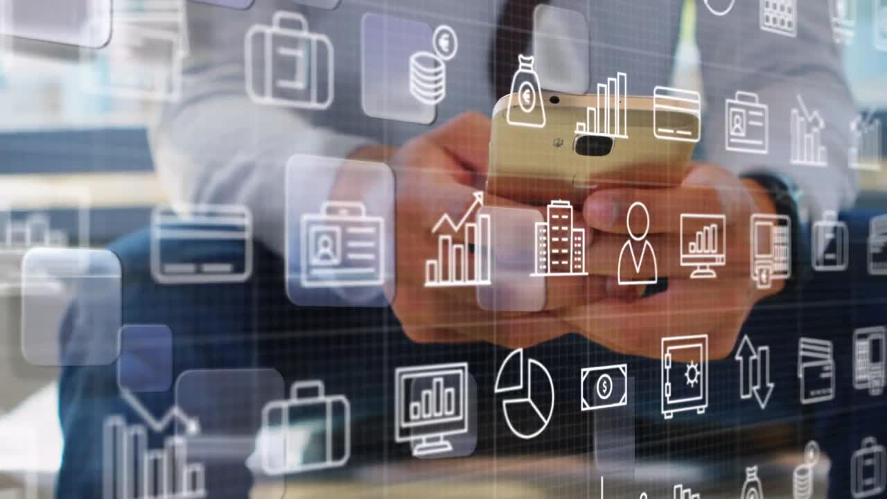 animación del procesamiento de datos sobre un hombre biracial usando un teléfono inteligente