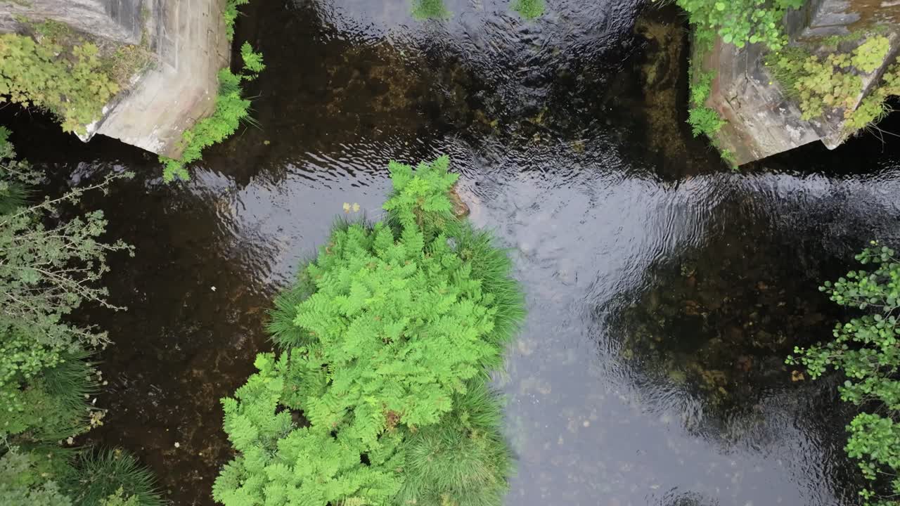 스페인 갈리시아의 코루냐 지방에 있는 소르 마 강을 가로지르는 포르토의 다리.