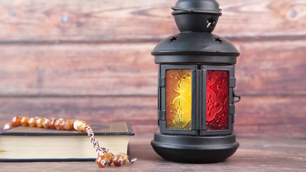 거룩한 책 쿠란, 램프와 기도 구슬 테이블에, 가까이.