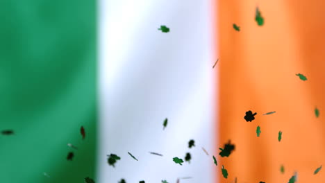 Confeti-De-Trébol-Cayendo-Sobre-La-Bandera-Irlandesa